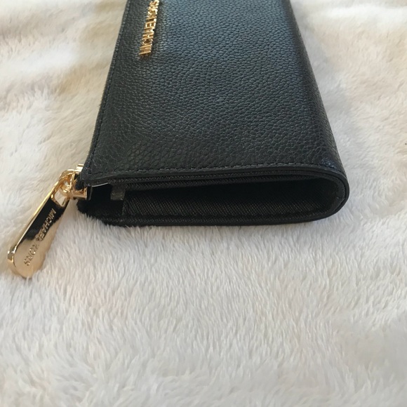 Micheal Kors Jet Set  Three Qtr Zip Wallet NWT - Picture 3 of 6